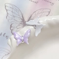 Dettaglio macro di ciondoli a farfalla in lega con smalto e doppi anelli di montaggio - Farfalla Viola Bordo Bianco