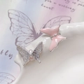 Dettagli di ciondoli a farfalla DIY con smalto rosa e trama martellata argento su ceramica - Farfalla Rosa Bordo Argento