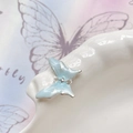 Primo piano del ciondolo a farfalla in smalto azzurro con cornice argento per gioielli DIY - Farfalla Blu Bordo Argento