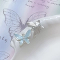 Vista macro di ciondoli a farfalla blu con perle e charms in metallo argento satinato - Farfalla Perla Blu Bordo Argento
