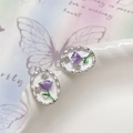 Makroaufnahme von Silberlegierungs-Anhängern mit violettem Tulpen-Design und Zirkon - Lila Blumenplatte