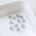 Pendentifs alphabet en argent S925 avec pavage de zircone dans un plateau blanc - Style en V avec Strass / Argent