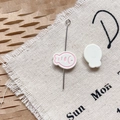 Détail d'une breloque en émail en forme de poisson avec accents roses pour bijoux DIY - Poisson Séché Blanc