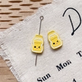 Détail macro de breloques bouteilles de lait Happy pour bijoux et chaînes de téléphone - Bouteille de Lait Jaune