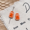 Détail du pendentif émaillé bouteille de lait Happy orange pour bijoux artisanaux DIY - Bouteille de Lait Orange Vif