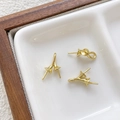 Close-up of gold-plated curved earring connector settings for pearl DIY jewelry making - 2# Twist Design - K Gold