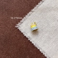 Vue macro d'un pendentif gâteau en émail de 10,5x9mm avec un anneau de suspension doré - 27# Gâteau Double