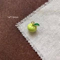 Détail du pendentif pomme verte émaillée mesurant 14x13mm pour création de bijoux DIY - 22# Orange-Vert Clair