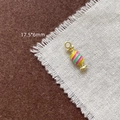 Vue macro d'un pendentif bonbon coloré en émail avec dimensions de 17,5x6mm pour bijoux - 18# Bonbon
