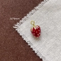 Vue détaillée du pendentif fraise en émail rouge de 16x9mm pour bijoux DIY - Fraise