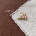 Vue détaillée du pendentif moto en émail rose avec fermoir mousqueton pour bijoux - 14# Moto