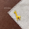 Détail d'une breloque girafe en émail jaune avec des taches orange et dimensions de taille - 5# Girafe