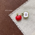 Détail macro de pendentifs pommes en émail rouge et vert avec mesures de 16x12,5 mm - 4# Pomme Rouge