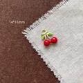 Détail d'un pendentif cerise en émail 14x11mm plaqué or pour la création de bijoux DIY - 1# Cerise