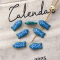 Dettaglio di perline a forma di pesce tropicale smaltate blu per creazione di gioielli - Stile Blu Scuro