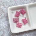 Détail macro de perles papillon en verre rose avec finition nacrée arc-en-ciel - Rose Iridescent