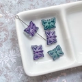 Vue détaillée de perles papillon en verre avec accents dorés et fini irisé pour bijoux DIY - Vert Violet Double Face