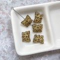Détail de perles papillon vintage avec accents dorés pour la création de bijoux DIY - Or Transparent Vintage
