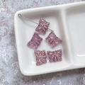 Détail macro de perles papillon en verre violet irisé avec bords dorés pour bijoux DIY - Violet Transparent avec Tracé Violet