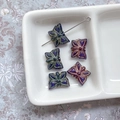 Gros plan de perles papillon en verre tchèque avec bords dorés pour bijoux artisanaux - Bleu Violet Double Face