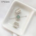 Detalle macro de cuenta hueca de plata S925 y colgante de jade con circonitas - Espaciador Cuadrado de Jade Bañado en Oro Blanco
