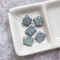 Détails de perles en verre bleues vintage avec relief papillon et bordure dorée peinte - Peinture Bleue