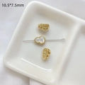Vista detallada de los dijes de calabaza dorados 10,5x7,5mm con incrustación blanca - Calabaza Blanca Bañada en Oro