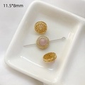 Primer plano de cuenta dorada calada de 11,5x8 mm y conector con piedra preciosa rosa - Cuenta Rosa Bañada en Oro