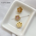 Detalle de colgante de flor dorada de 11,5 mm con piedra rosa y circones brillantes - Estrella de Mar Rosa Bañada en Oro