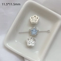 Detalle de cuentas de flores plateadas con estrellas azules y circones para joyería - Estrella de Mar Azul Bañada en Oro Blanco