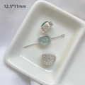 Vista macro del colgante de jade verde 12,5x11mm con base de plata calada para joyas - Jade Tipo A Ruyi-Bañado en Oro Blanco