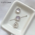Detalle macro de gema lavanda en engaste floral de plata 11,5mm para joyería DIY - Cuenta Espaciadora Plateada Cuadrada Redonda