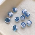 Macro de perles en verre bleu avec rayures en relief pour la création de bijoux DIY - Style Méduse