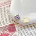 Détail macro du pendentif trèfle en alliage avec émail violet et motif de tulipe - Plaque de Trèfle Violette (32#)