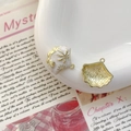 Vue macro détaillée de l'avant et de l'arrière des pendentifs en émail doré en forme de coquille - Style Coquille Saint-Jacques (24#)