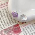 Détail macro du pendentif coquille en émail violet avec relief de palmier et soleil - Style Coquille Saint-Jacques (21#)