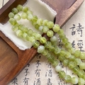 Detailansicht hellgrüner mattierter Kürbisperlen aus Glas mit eleganter Texturierung - Grün