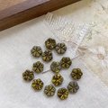 Gros plan de perles de fleurs en verre tchèque avec finition Picasso pour bijoux DIY - Jaune Lavis
