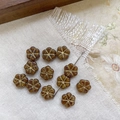 Détail des perles fleurs en verre tchèque avec finition Picasso pour bijoux artisanaux - Café Tracé Doré