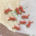 Dettaglio di 7 ciondoli a forma di gatto in ceramica rosso mattone per creazione gioielli - Volpe Arancione