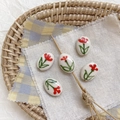 Cuentas de cerámica pintadas a mano con tulipanes rojos para bisutería DIY - 11# Disco Ovalado - Flor Roja Fondo Blanco