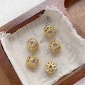 Detalle macro de cuentas huecas de oro 18k con circón rosa y finos patrones de filigrana - 5# Estilo A-Rosa