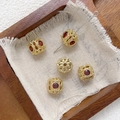 Vista detallada de cuentas huecas chapadas en oro de 18k con circonitas rojas para joyas - 1# Estilo A-Rojo