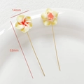 Détail d'une fleur en argile de 14mm avec une épingle en métal doré de 53mm de long - Style Frangipanier Jaune Clair