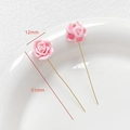 Vue détaillée d'une épingle rose de 12mm avec aiguille dorée de 51mm pour bijoux DIY - Style Rose Rose