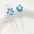 Détail macro de fleurs en argile polymère 15mm avec tiges en métal doré de 52mm - Style Fleur Dégradé Bleu