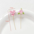 Vue détaillée d'une épingle fleur en argile rose mesurant 17 mm de large et 51 mm de long - Style Rose Rose Pâle