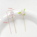 Vue détaillée d'épingles à fleurs roses en terre cuite avec tiges dorées pour bijoux DIY - Style Triple Roses Roses