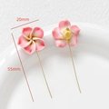 Détail macro de broches fleurs roses de 55mm avec tige dorée pour bijoux faits main - Style Fleur Cinq Pétales Dégradé Rose Blanc