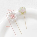 Détail d'épingles fleurs faites main avec tiges en métal doré de 53mm de long - Style Fleur Dégradé Rose et Blanc